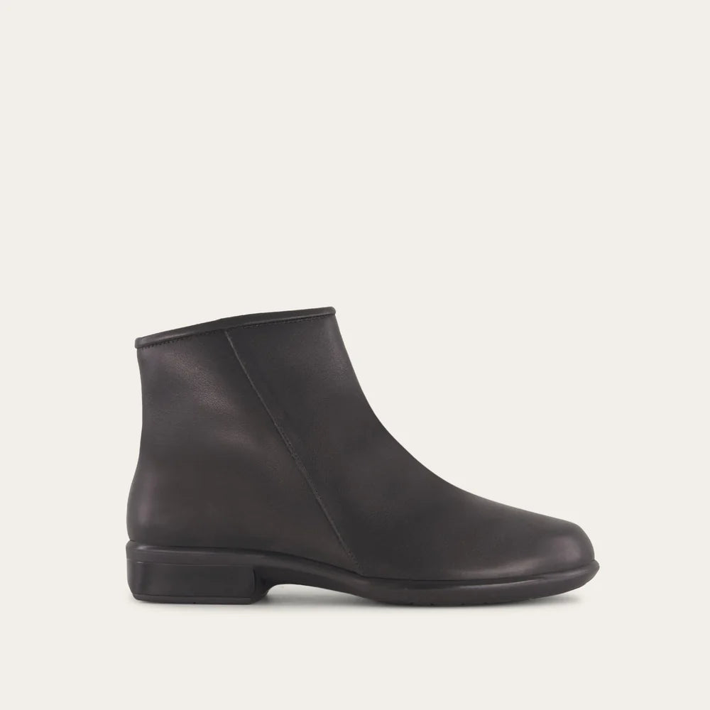 Naot Women's Norther Water Resistant Black Leather - Orleans Shoe Co.