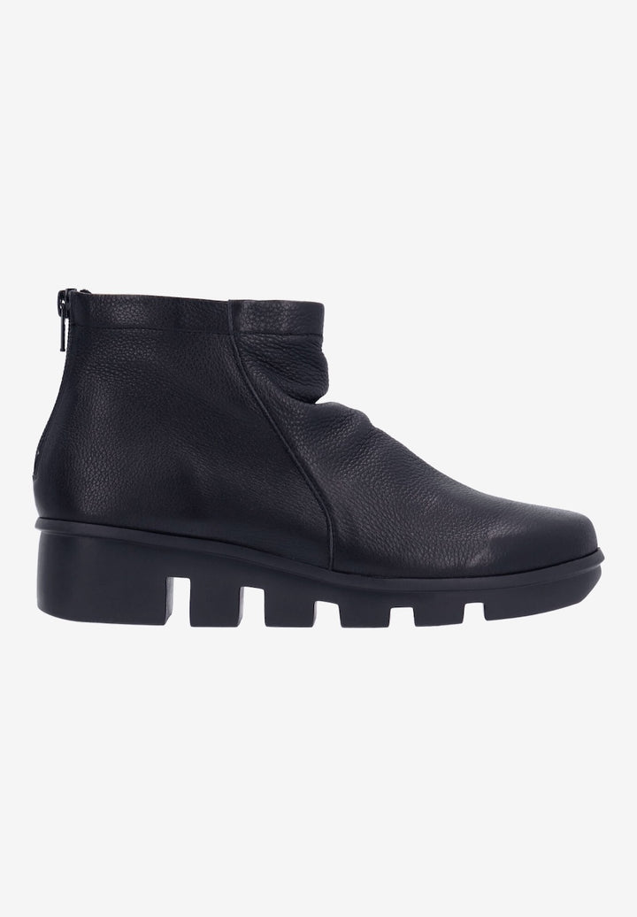 L'Amour Des Pieds Women's Hadirat Black Lamba - Orleans Shoe Co.