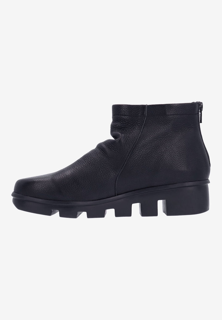 L'Amour Des Pieds Women's Hadirat Black Lamba - Orleans Shoe Co.